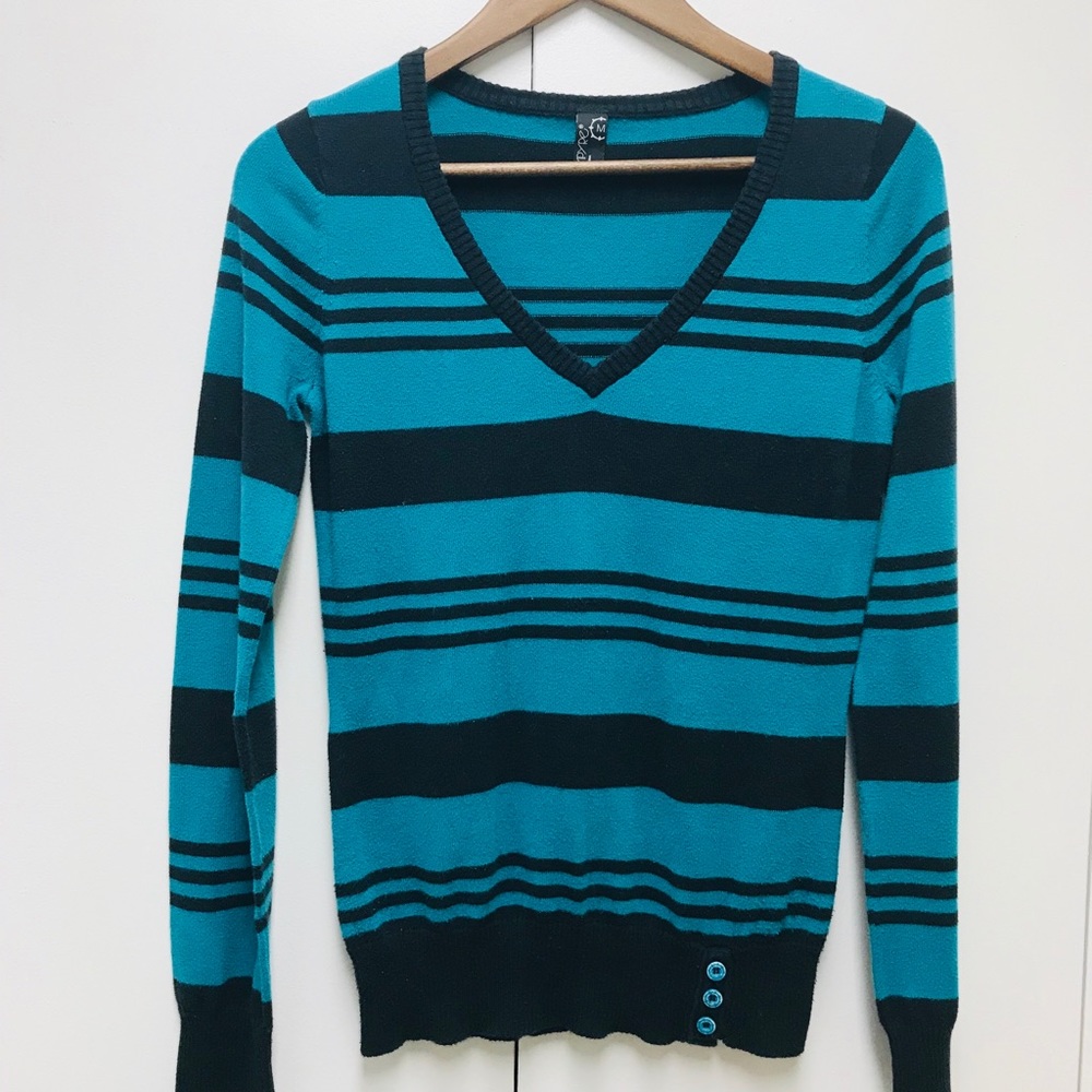 Empyre women’s sweater size M long sleeves V-neck